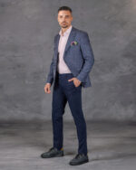 Adi Rus sotul Vladutei Lupau intr-un outfit smart casual format din sacou albastru metalizat si camasa roz pentru barbati si pantaloni bleumarin chino