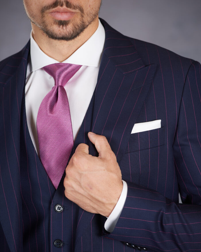 Cravata Mov din mătase asortată la costum bleumarin în dungi mov