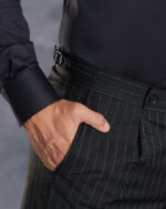 Pantaloni cu sistem de ajustare laterală de costum negru în dungi albe