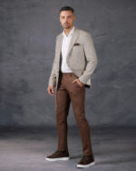 Adi Rus in Outfit Smart Casual format din sacou bej pentru barbati si pantaloni maro terracota din colectia Luxury de la Gentlemen's Boutique