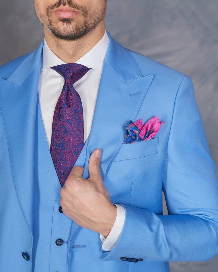 Costum Albastru Deschis cu cravata paisley bleumarin si cravata din matase bleu cu insertii roz