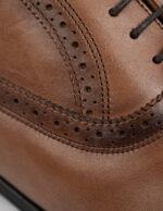 Detaliu-Piele-Perforata-Maro-Pantofi-Oxford-Barbati-