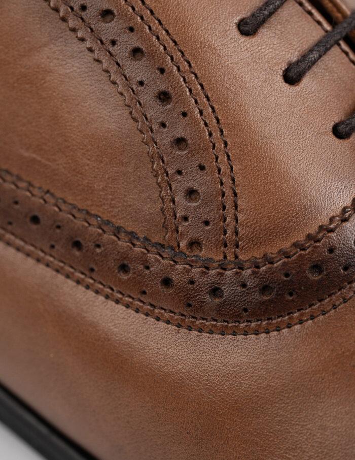 Detaliu-Piele-Perforata-Maro-Pantofi-Oxford-Barbati-