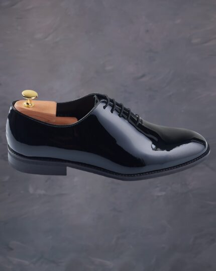 Pantofi negri pentru mire din piele lacuita din colectia de pantofi de ceremonie pentru barbati