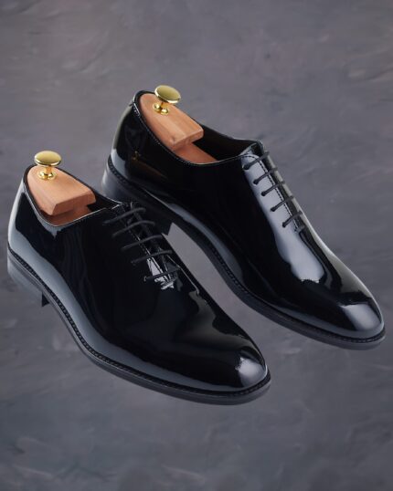 Pantofi de ceremonie pentru barbati din piele neagra de lac din colectia de incaltaminte pentru barbati