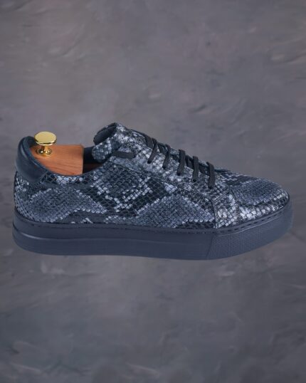 Sneakers pentru barbati din piele naturala snake print de culoare gri cu talpa neagra