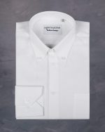 Camasa alba din in pentru barbati cu mansete simple buzunar la piept si guler button down din colectia de camasi albe din in pentru barbati