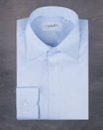 Camasa eleganta bleu pentru barbati cu guler inalt cu doi nasturi la ste si mansete simple din bumbac fin