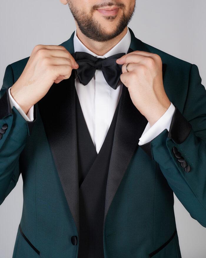 Costum-Verde-De-Mire-Cu-Vesta-Neagra-Camasa-Cu-Butoni-Si-Papion-Accesorii-Mire-