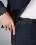 Pantaloni-De-Ceremonie-Albastri-Cu-Betelie-Imbracata-In-Matase-Si-Sistem-De-Ajustare-Laterala-Si-Vipusca-Banda-Laterala-Din-Matase-