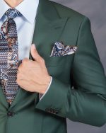 Accesorii set cravata si batista din matase naturala montate pe camasa bleu la costum verde cu vesta